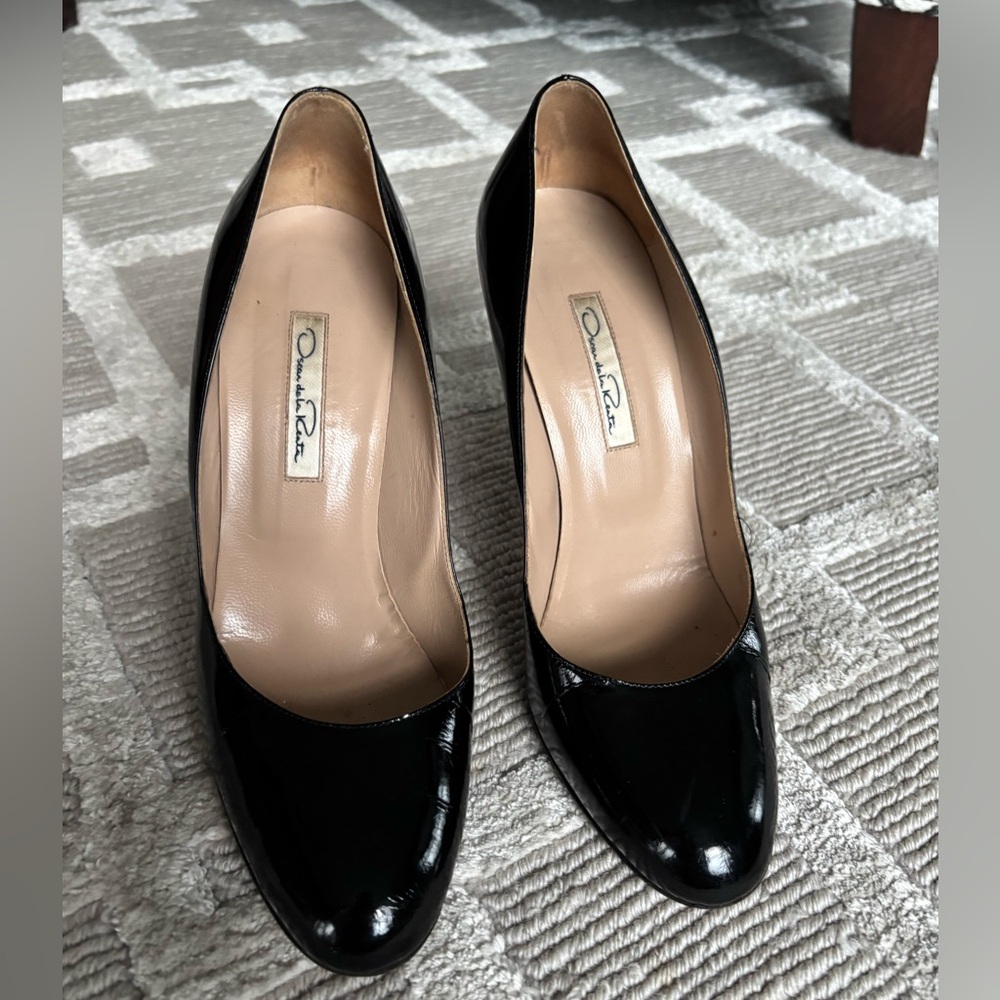 Oscar de la Renta Black Patent Leather Heels - Picture 2 of 6